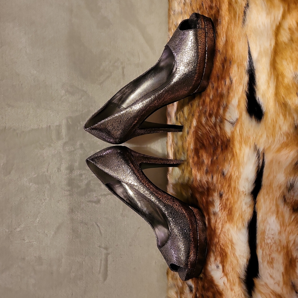 BCBGeneration Fatima ~ Pewter Crackle Metallic Leather Sz 7.5